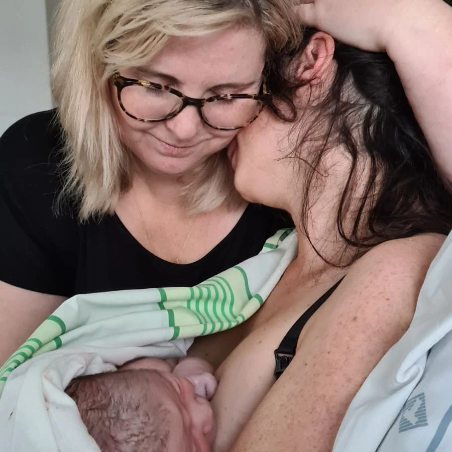 Cia kramar en mamma och hennes nyfödda bebis