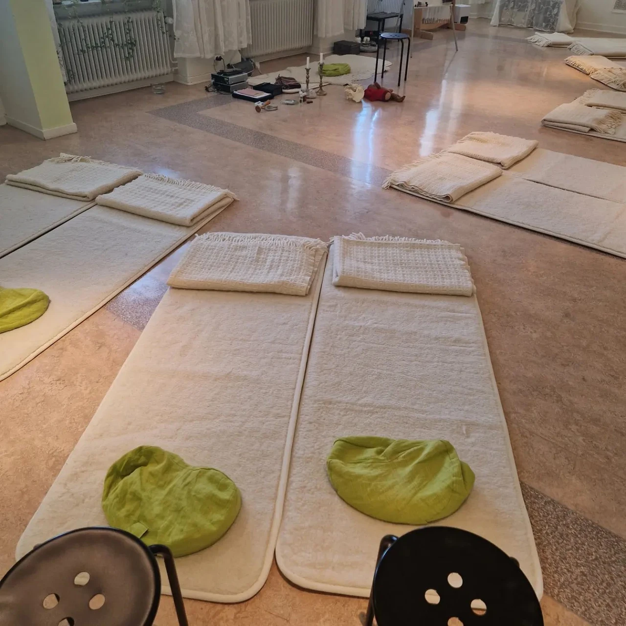 Yogamattor arrangerade för kurs