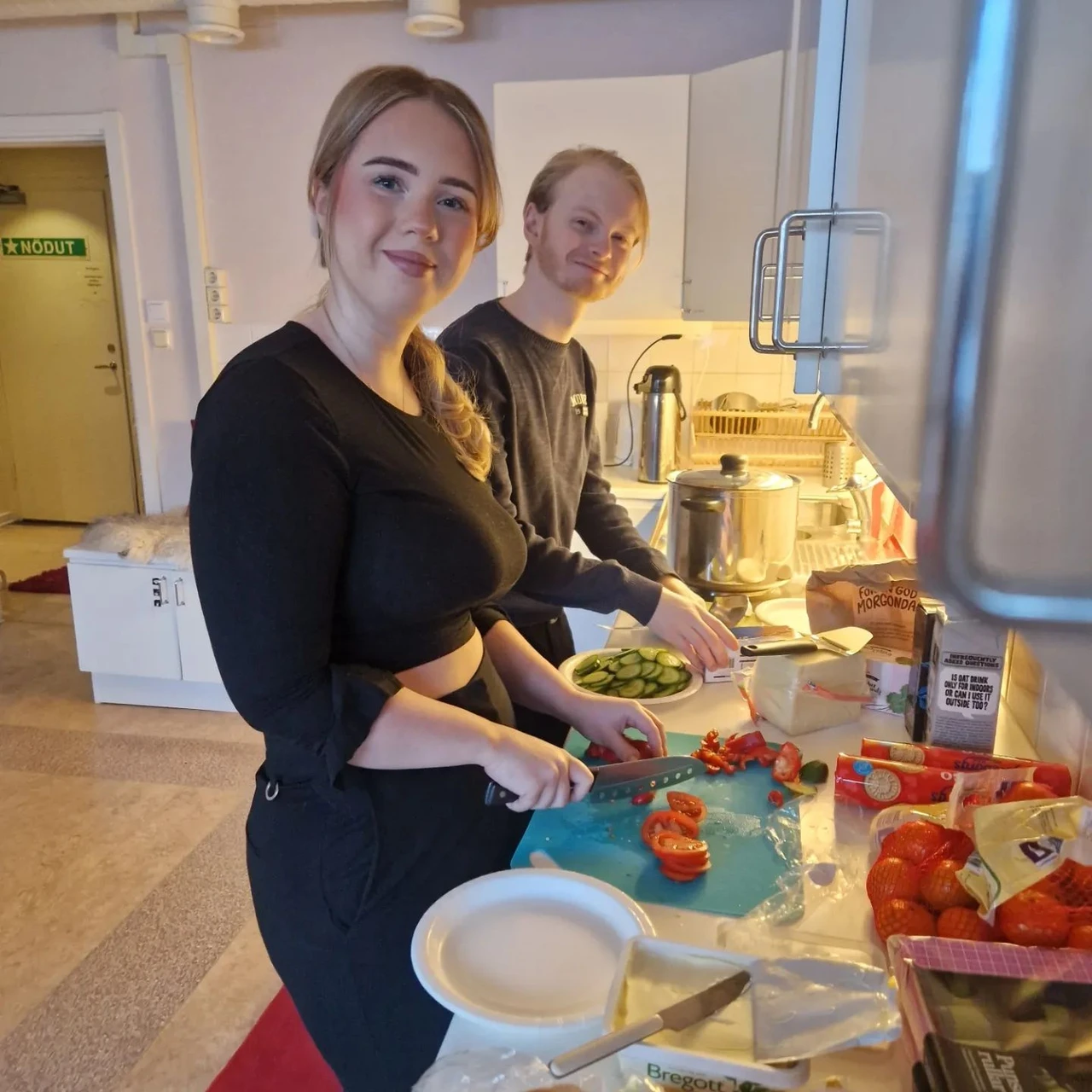 Assistenter förbereder fika vid kurs